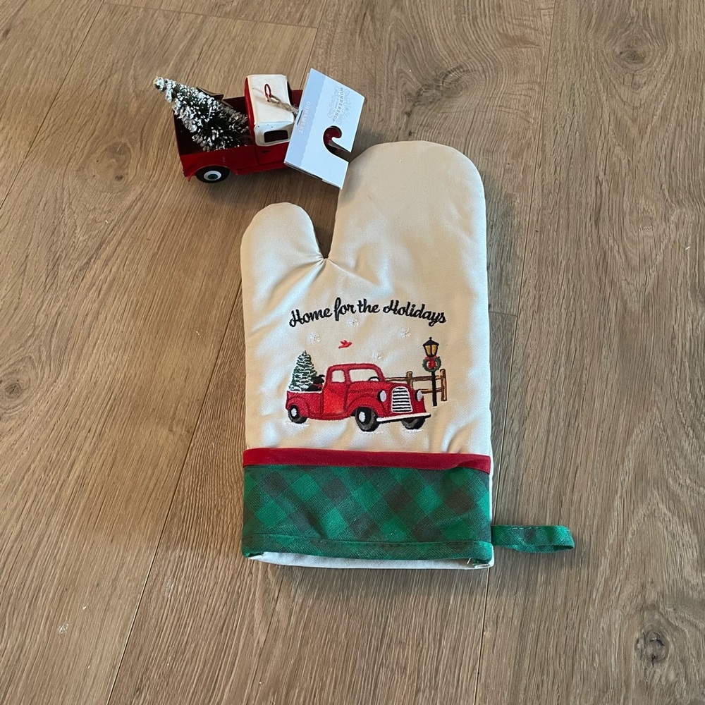 Holiday Oven Mitt with Red Truck Design